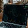 EAで生活できるか検討する人がチャートを見ているイメージ